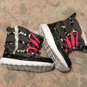 Nike snow boots size 7